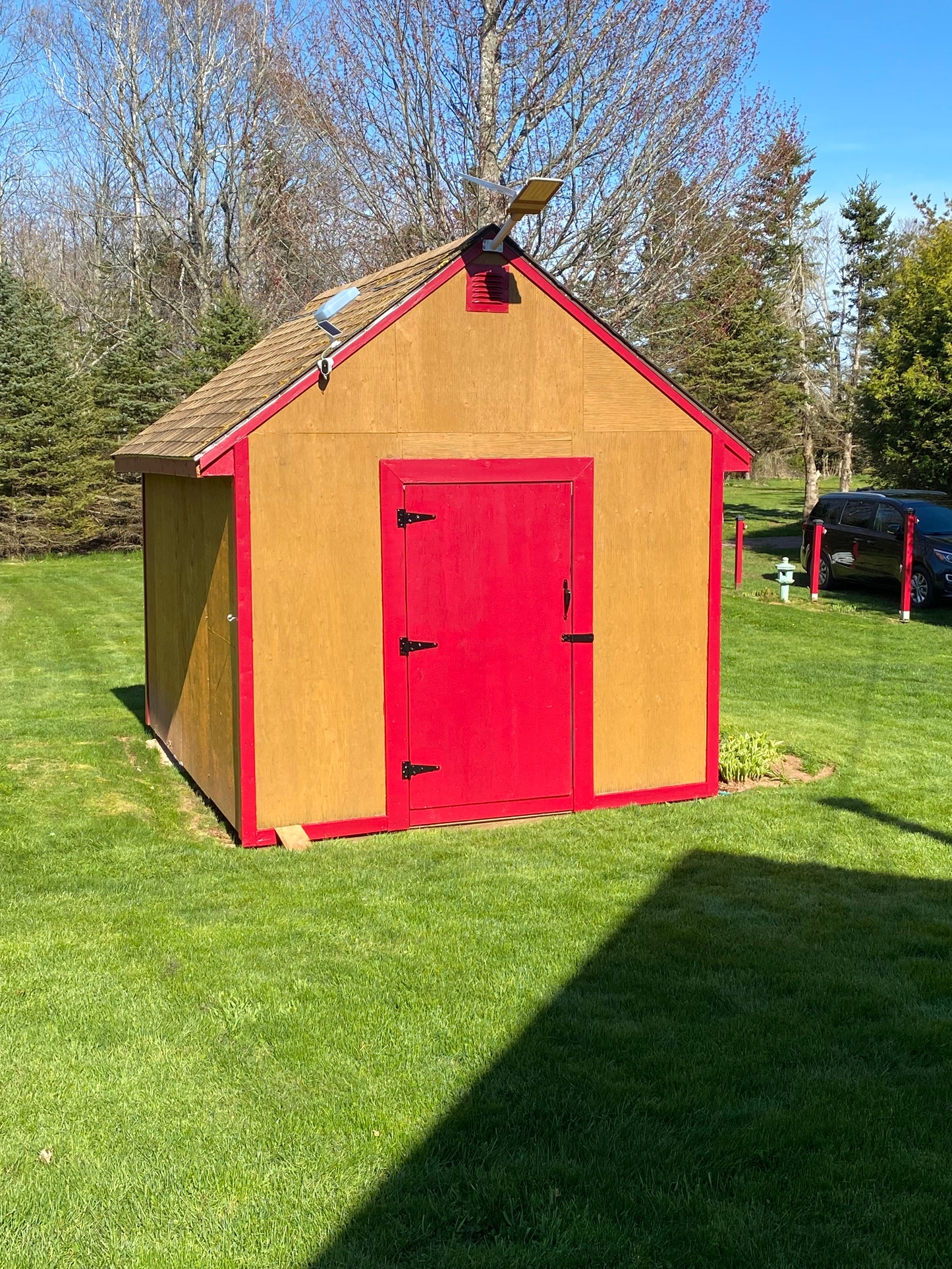 BigM 300W & 15000 Lumens Commercial Graded Solar Street Light with a Large Solar Panel, Aluminum Lamp Body is installed at the top of a garden shade to illuminate a large backyard of one of our loyal customers property
