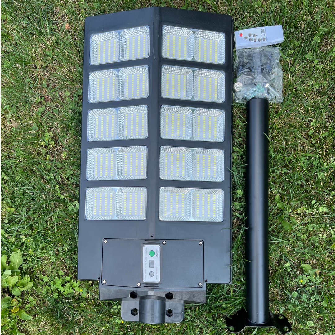 The all in one BigM high-capacity LED 1000W solar street light is built to survive through Canadian harsh winter weather.