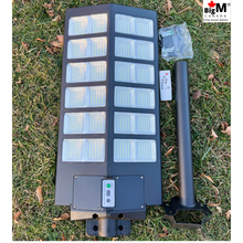 Charger l&#39;image dans la galerie, This BigM heavy-duty street floodlight is ideal for the parking lot, backyard, park, street, playgrounds, basketball courts, tennis courts, skating rinks, farms, factories, plazas, business premises, off-grid cabins, campgrounds, remote locations, and commercial use.
