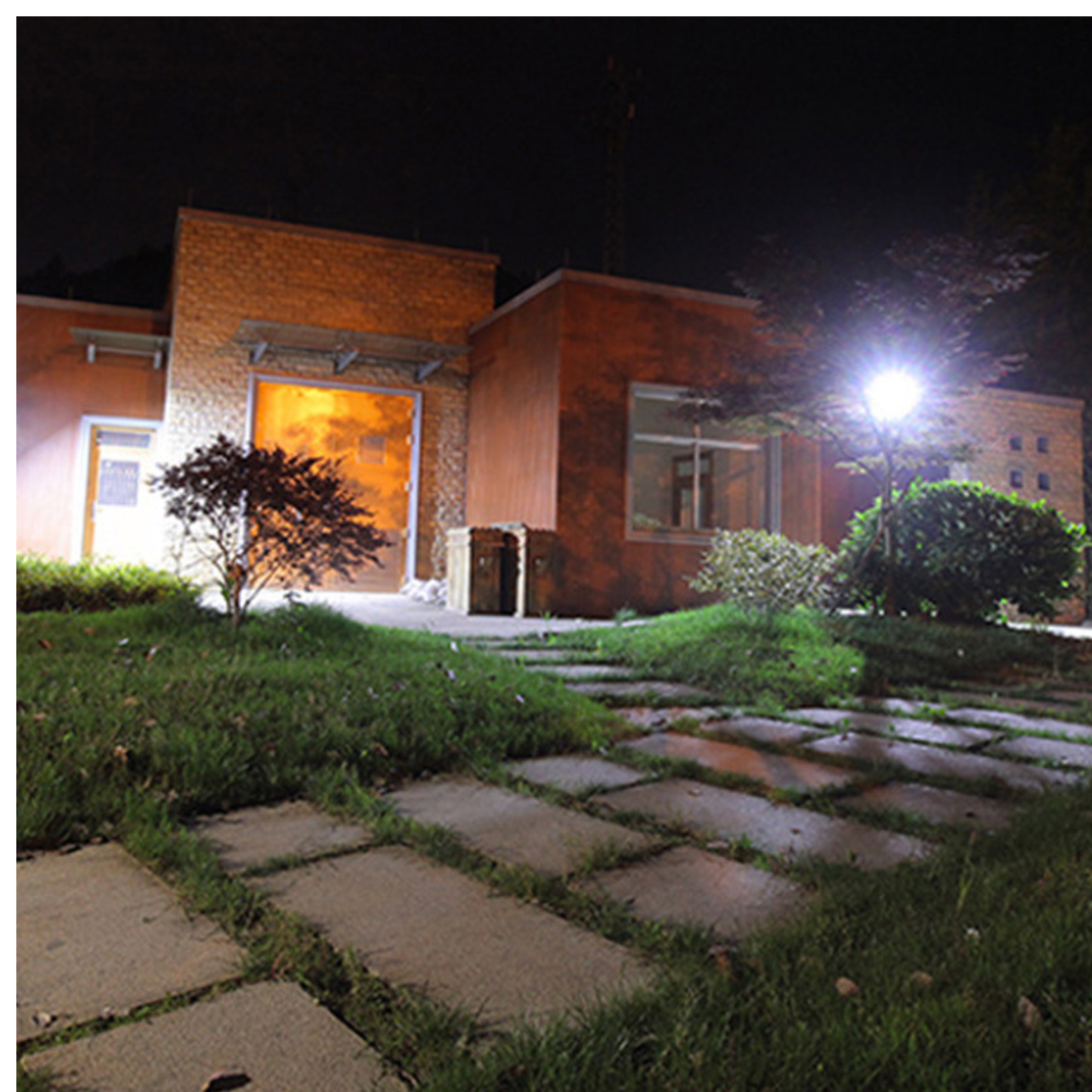 BigM Durable Aluminum Shell Outdoor Solar Flood Lights – 100W & 300W for Steady Lighting