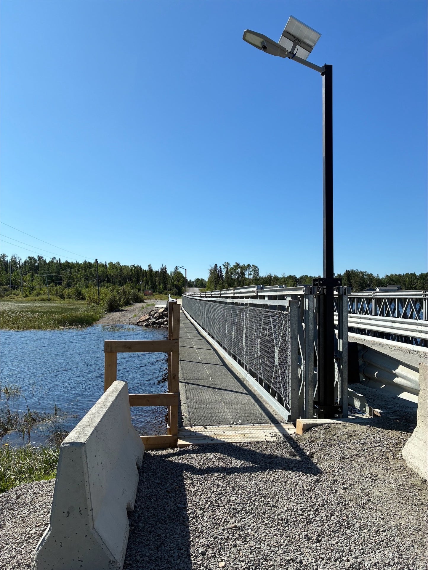 BigM 600W aluminum solar street light is installed to light up the walkway of Ginoo bridge at Northern Ontario.