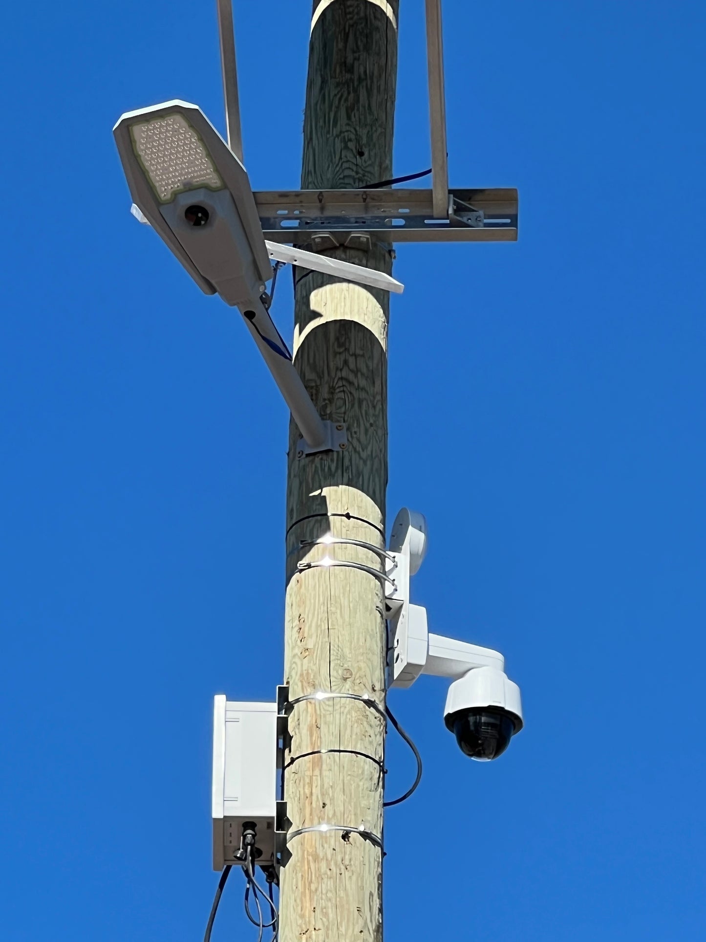 BigM 600W aluminum solar street light is installed to light up a Hydro One construction site Bowmansville, Ontario.