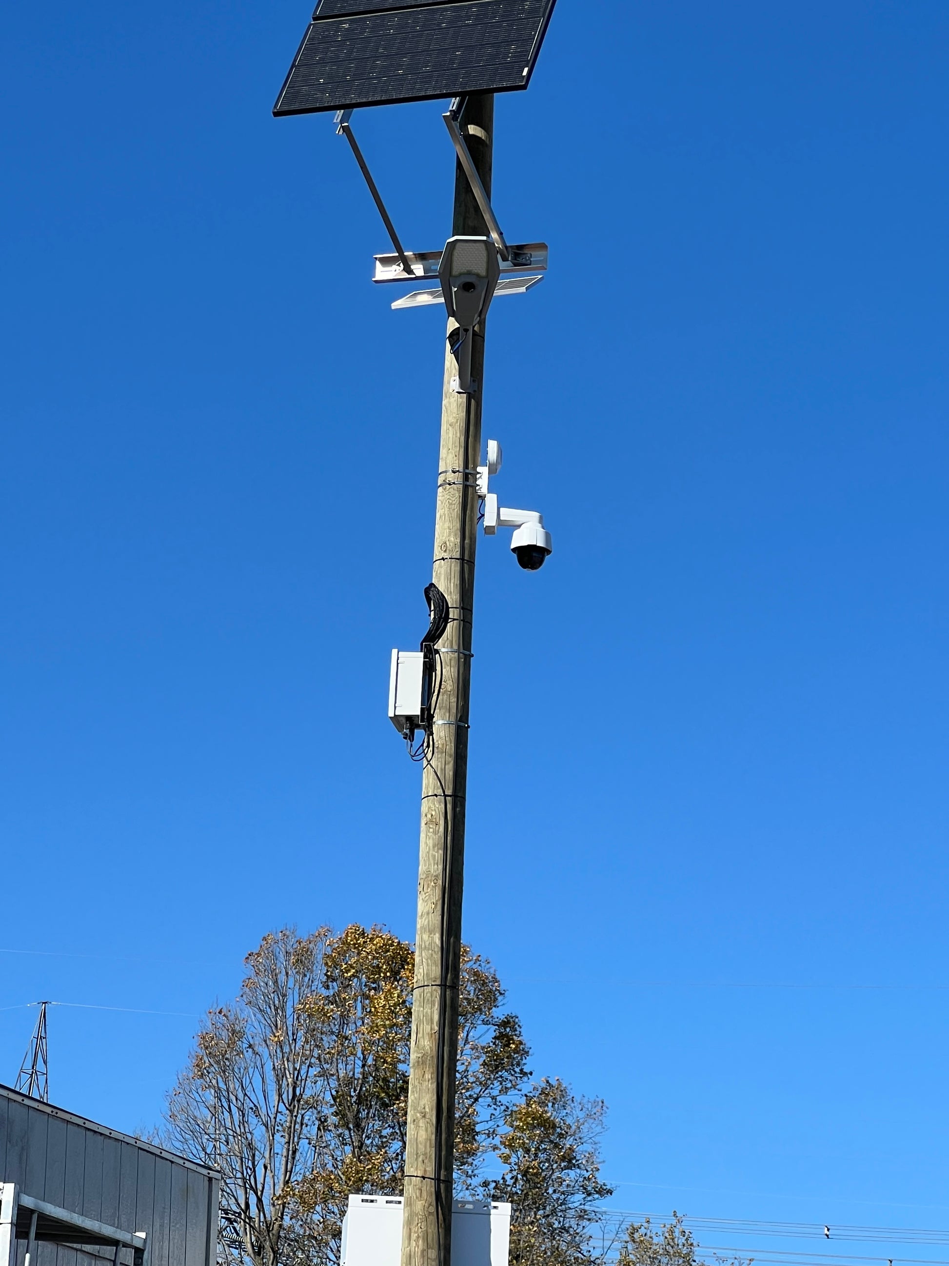 BigM 600W aluminum solar street light is installed on a hdropole 25 ft above the ground to light up a Hydro One construction site Bowmansville, Ontario.