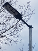 Cargar imagen en el visor de la galería, BigM heavy duty 1200w solar street light is installed  at a commercial parking lot by customer
