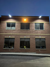Cargar imagen en el visor de la galería, BigM 700w led solar street light generates  bright light at night around a commercial building
