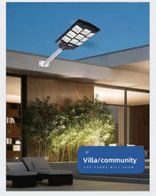 Cargar imagen en el visor de la galería, BigM 900W LED Commercial Solar Flood Lights installed in front of a bunglow
